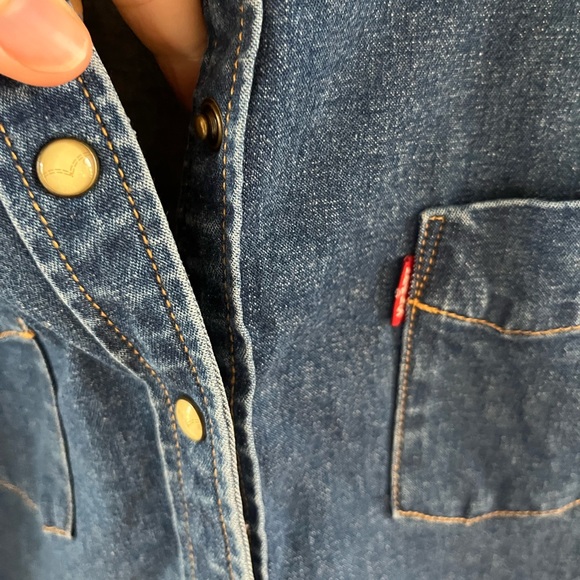 Levi’s snap button up denim shirt shoulder detail large - Picture 5 of 8